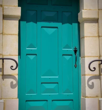 Restauration du portail bleu en fronton d'une maison de maître à Aviré