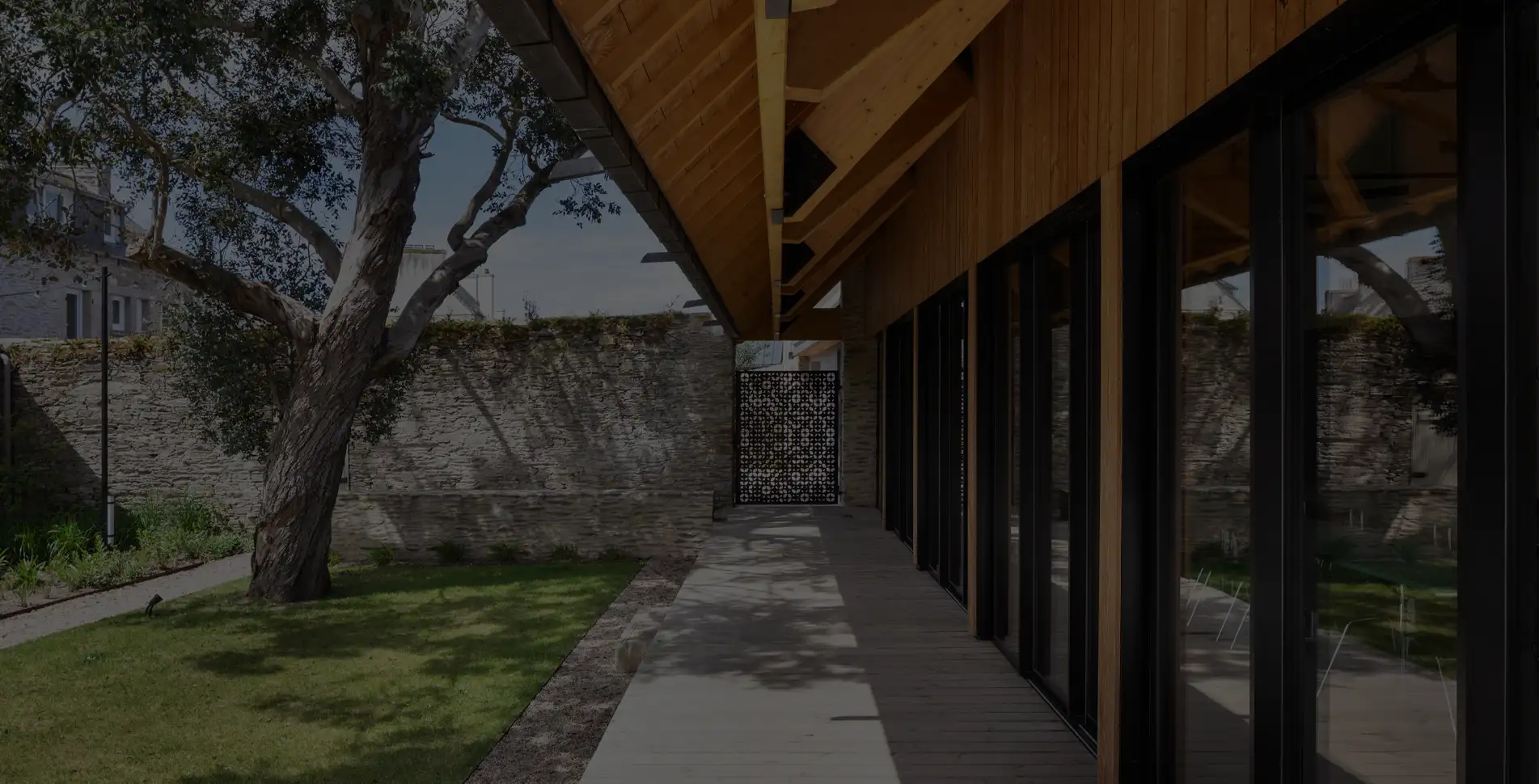 Réhabilitation de l'ancien presbytère de Locquirec dans le Finistère par Ylex Architecture