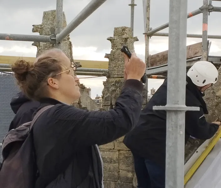 Notre architecte prenant des mesures d'un bâtiment à Saint-Malo